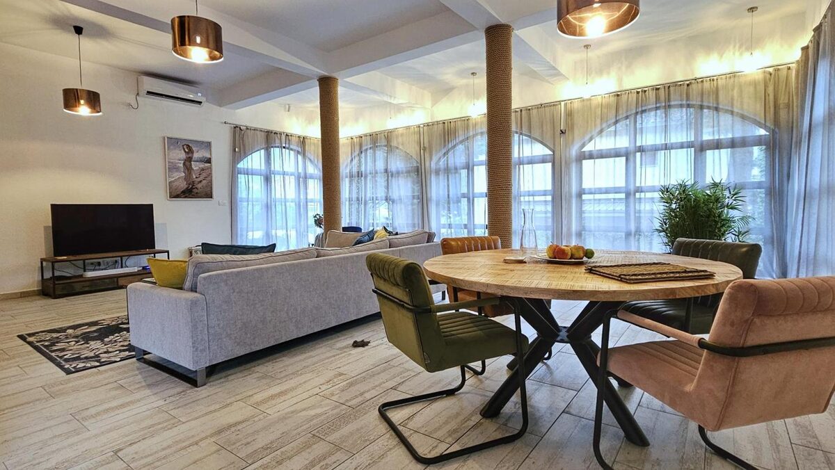 Villa Sazanka — ruime woon- en eetkamer